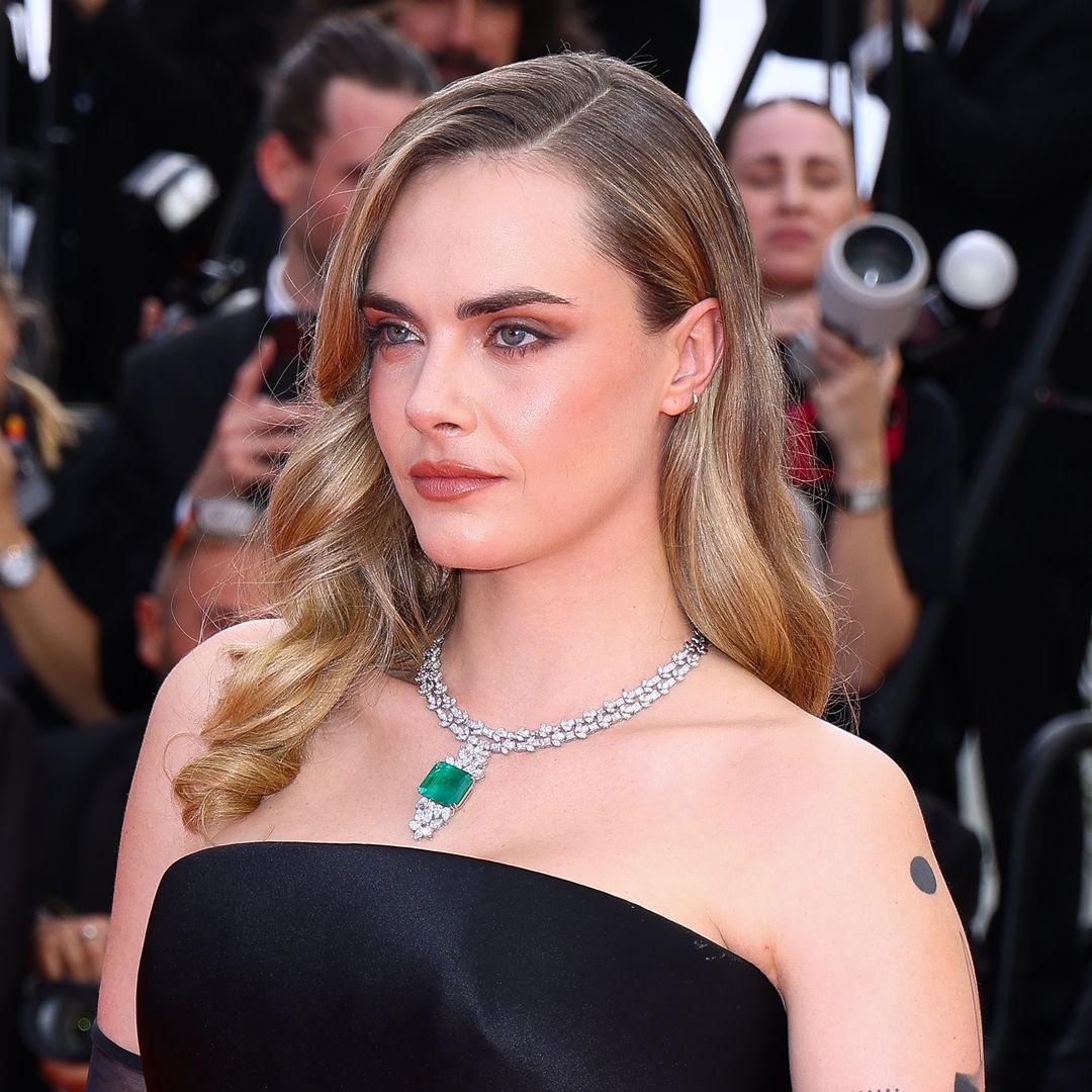 Cara Delevingne luce casi irreconocible en Cannes con cabello oscuro y microfleco