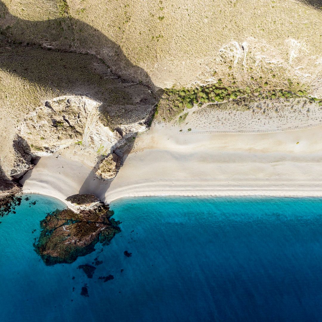 Playa de Los Muertos, Almería, entre las playas más bonitas de España para el verano 2025