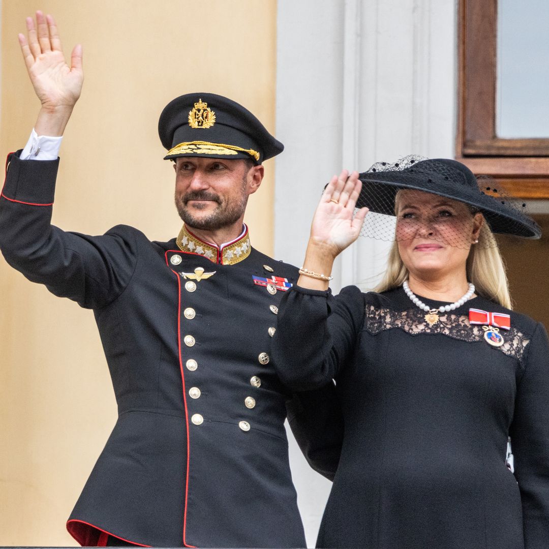 Haakon VIII y Mette-Marit conquistan el balcón de Palacio en su primer día como Reyes: lágrimas y una ovación para la nueva Corona noruega