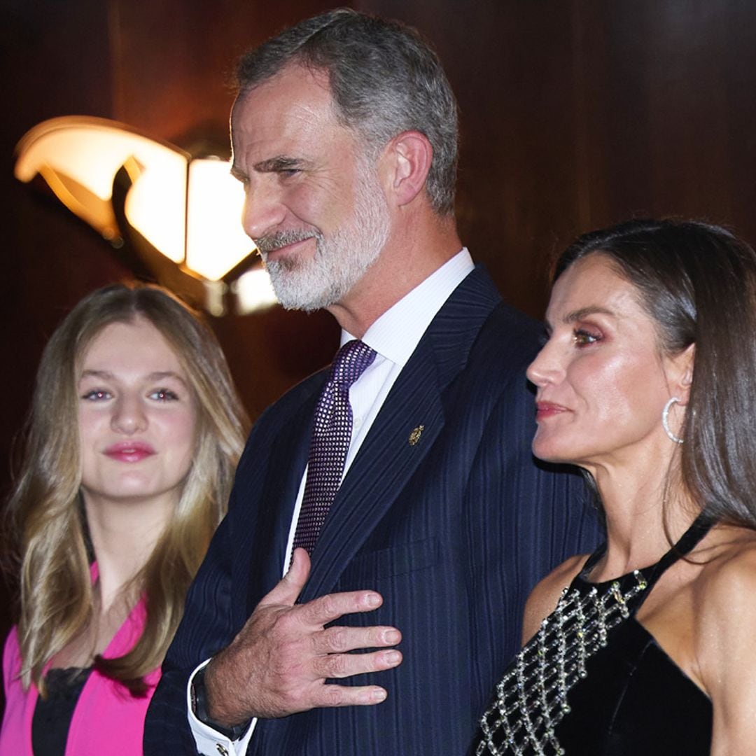 Los Reyes y sus hijas, recibidos con gaitas y aplausos a su llegada a Oviedo