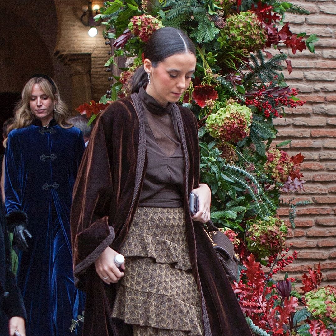 Victoria Federica, la invitada mejor vestida en una espectacular boda en Toledo con su abrigo de terciopelo marrón chocolate