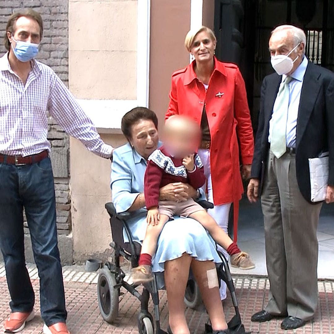La infanta Margarita, muy cariñosa con su nieto Carlos en el cumpleaños de María Zurita