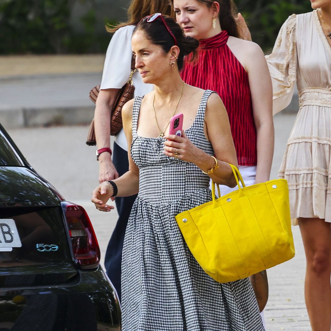 Carolina Herrera acierta en la graduación de su hija en Madrid: cuadros vichy, 'cottagecore' y bolso amarillo