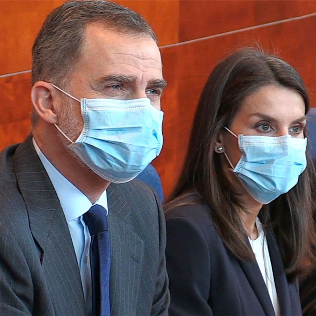 La reina Letizia sale de palacio con don Felipe por primera vez desde que se inició el confinamiento