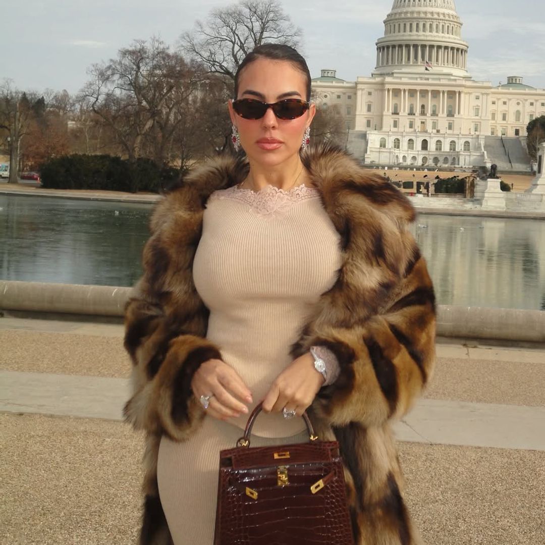 Georgina Rodríguez aterriza como una diva en Washington con abrigo de pelo XXL, bolso exótico y su icónico anillo