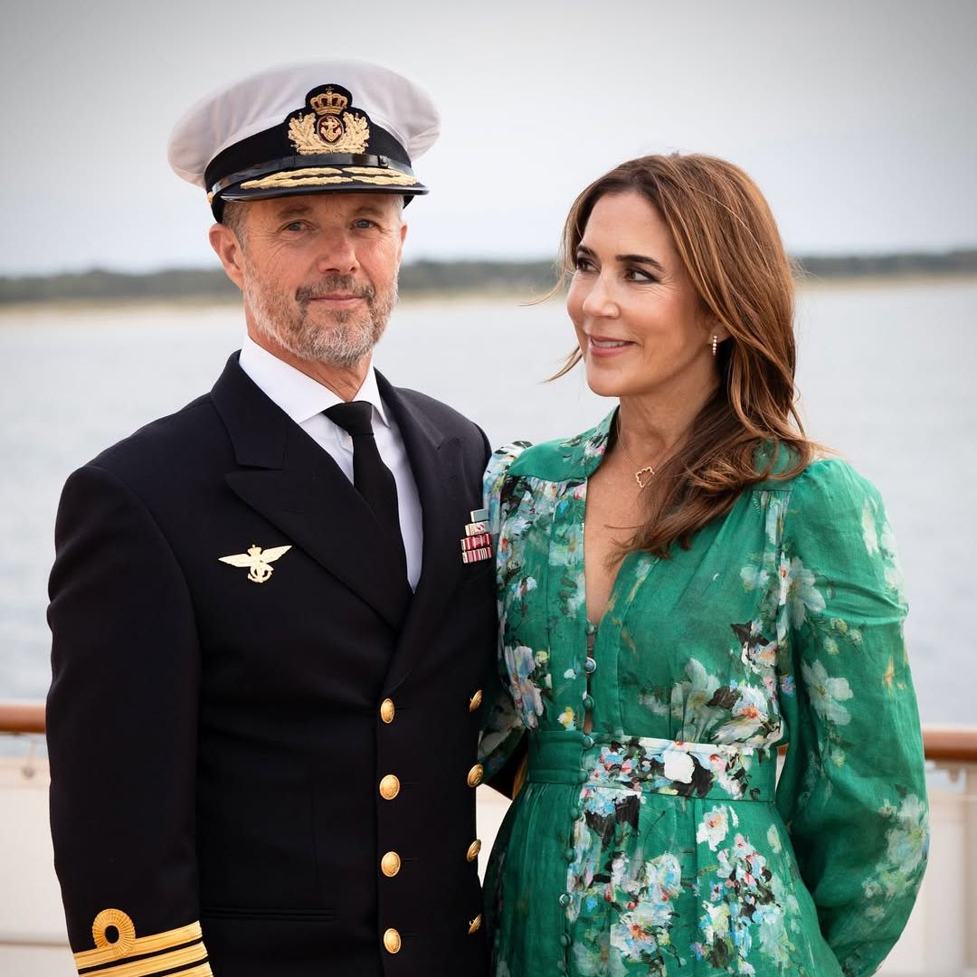 Todos los looks de Mary de Dinamarca en su viaje en el yate real: vestidos de flores, zapatos cómodos y muchas referencias al mundo naval
