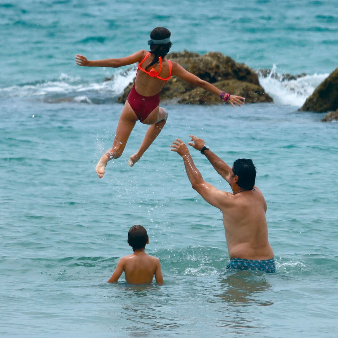 Fran Rivera con sus hijos en una jornada de playa