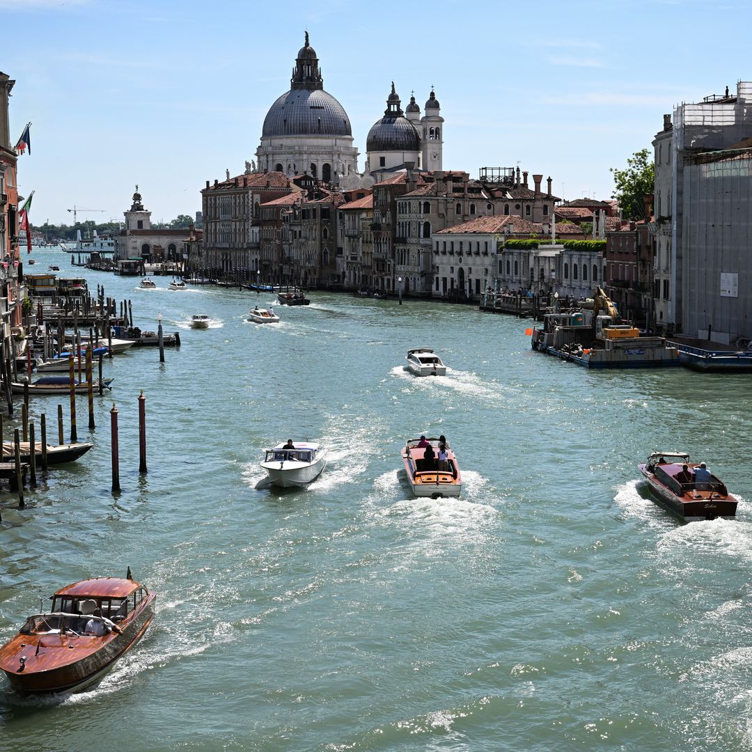 Los taxis acuáticos, clave en la logística de la boda de Jeff Bezos y Lauren Sánchez, ya surcan el Gran Canal de Venecia en plena cuenta atrás para el enlace      