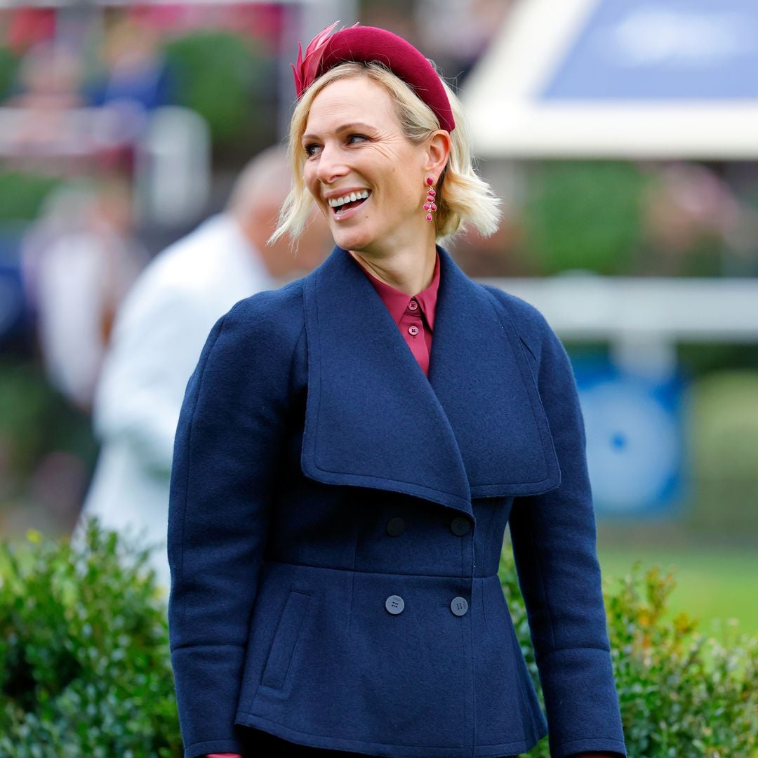 Zara Tindall se marca un look 'royal' en Ascot con chaqueta péplum, tocado-diadema de hojas y accesorios en burdeos