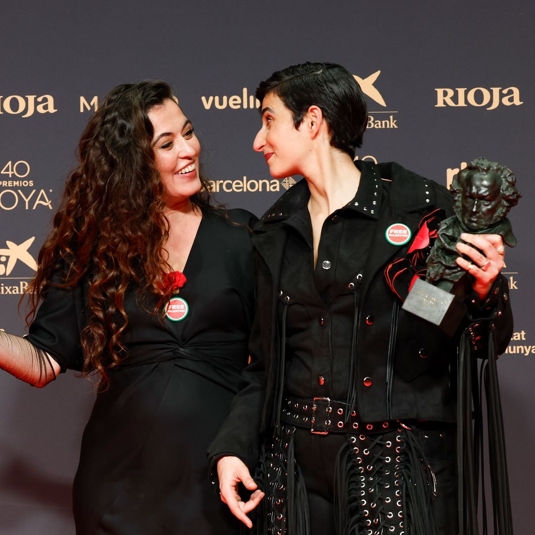 Alba Flores y Silvia Pérez Cruz con su Goya  