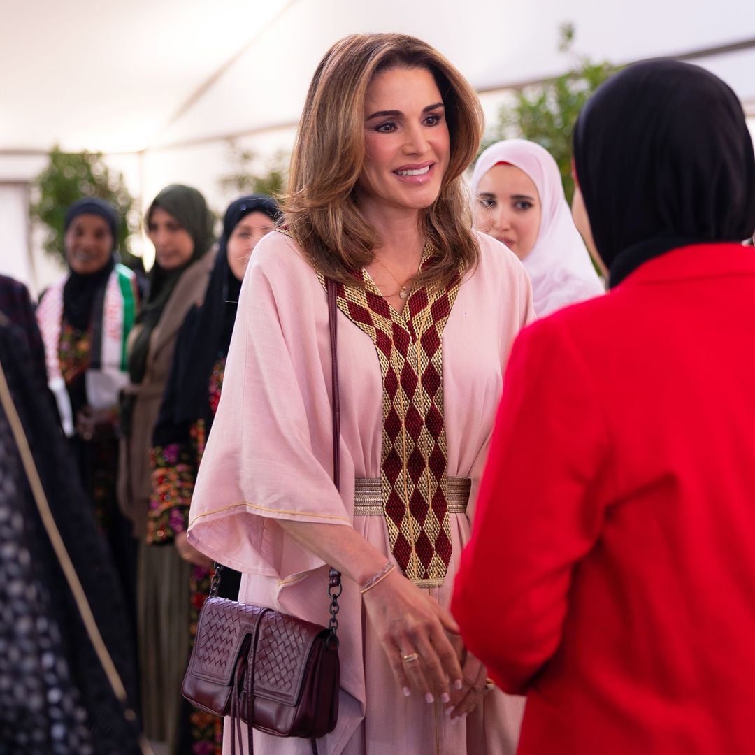 Rania de Jordania celebra el Ramadán con un caftán de bordados dorados y su bolso de lujo 'Intrecciato'