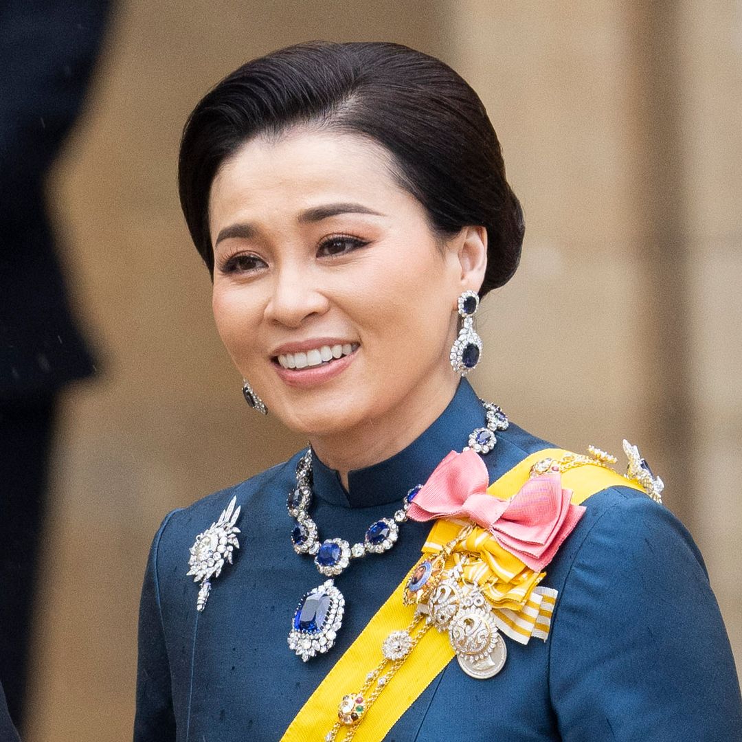 Quién es Suthida de Tailandia, la reina con el joyero más imponente del mundo que hoy empieza su primera visita oficial a Francia ante los Macron