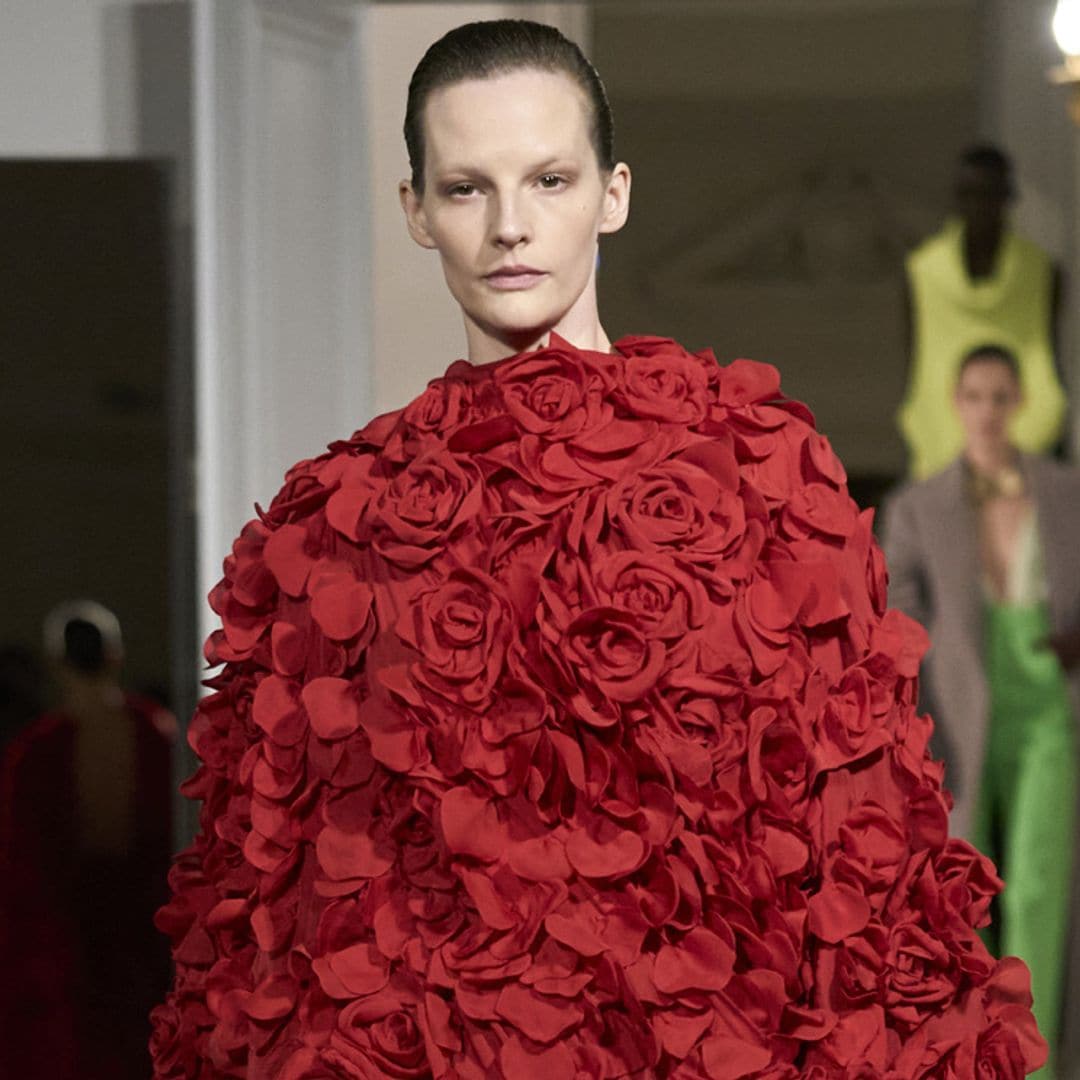 Valentino traslada la Alta Costura al armario contemporáneo con su derroche de color y artesanía