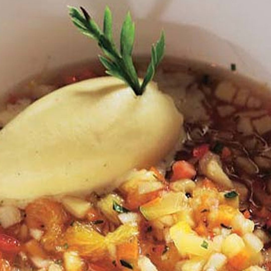 Sopa de verduras y frutas con helado de vainilla