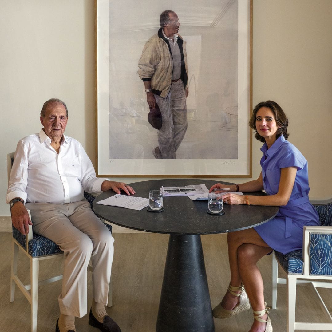 Don Juan Carlos y su biógrafa, la historiadora francovenezolana Laurence Debray, en Abu Dabi, en la villa donde el Rey Juan Carlos reside desde su exilio voluntario en el verano del 2020. Durante tres años, escribieron a cuatro manos las memorias del Rey, que salen hoy en Francia bajo el título "Reconciliación". La editorial Planeta anuncia la publicación de la versión española el próximo 3 de diciembre