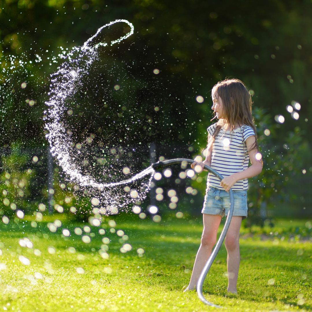 No necesitas piscina en casa: 10 actividades de agua con niños para combatir el calor en verano