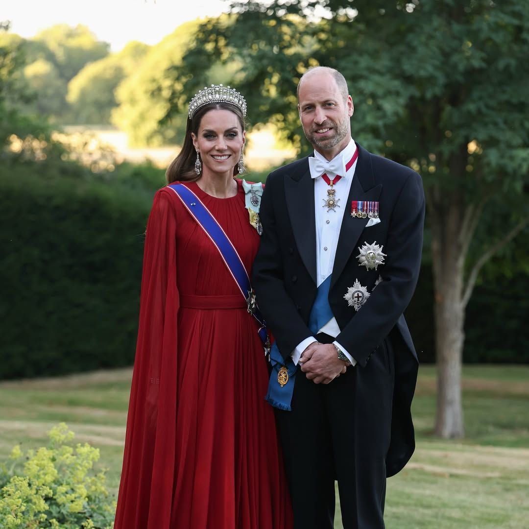Kate Middleton, espectacular de rojo, recuerda con sus joyas a Diana de Gales e Isabel II en su retorno a los banquetes con tiara