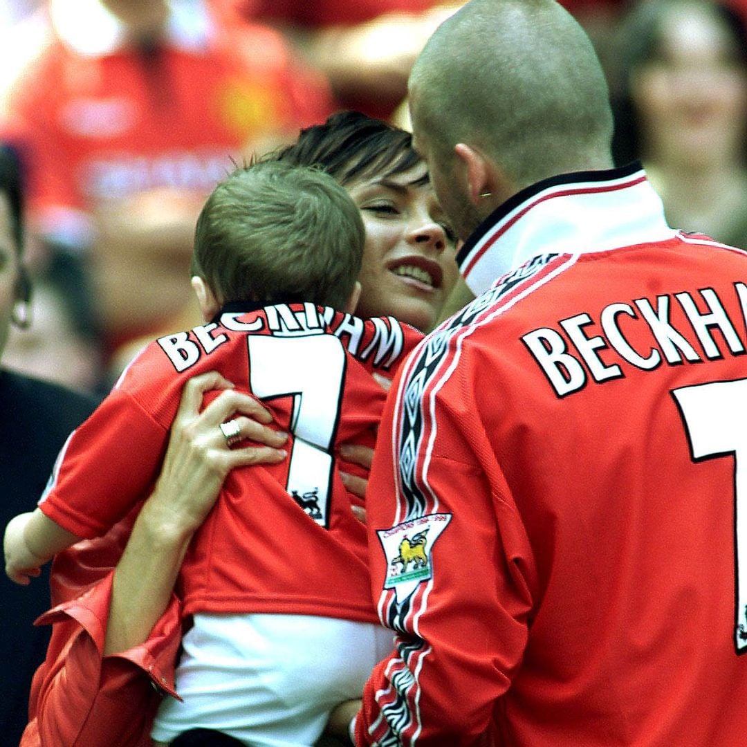 Victoria con Brooklyn en brazos durante un partido