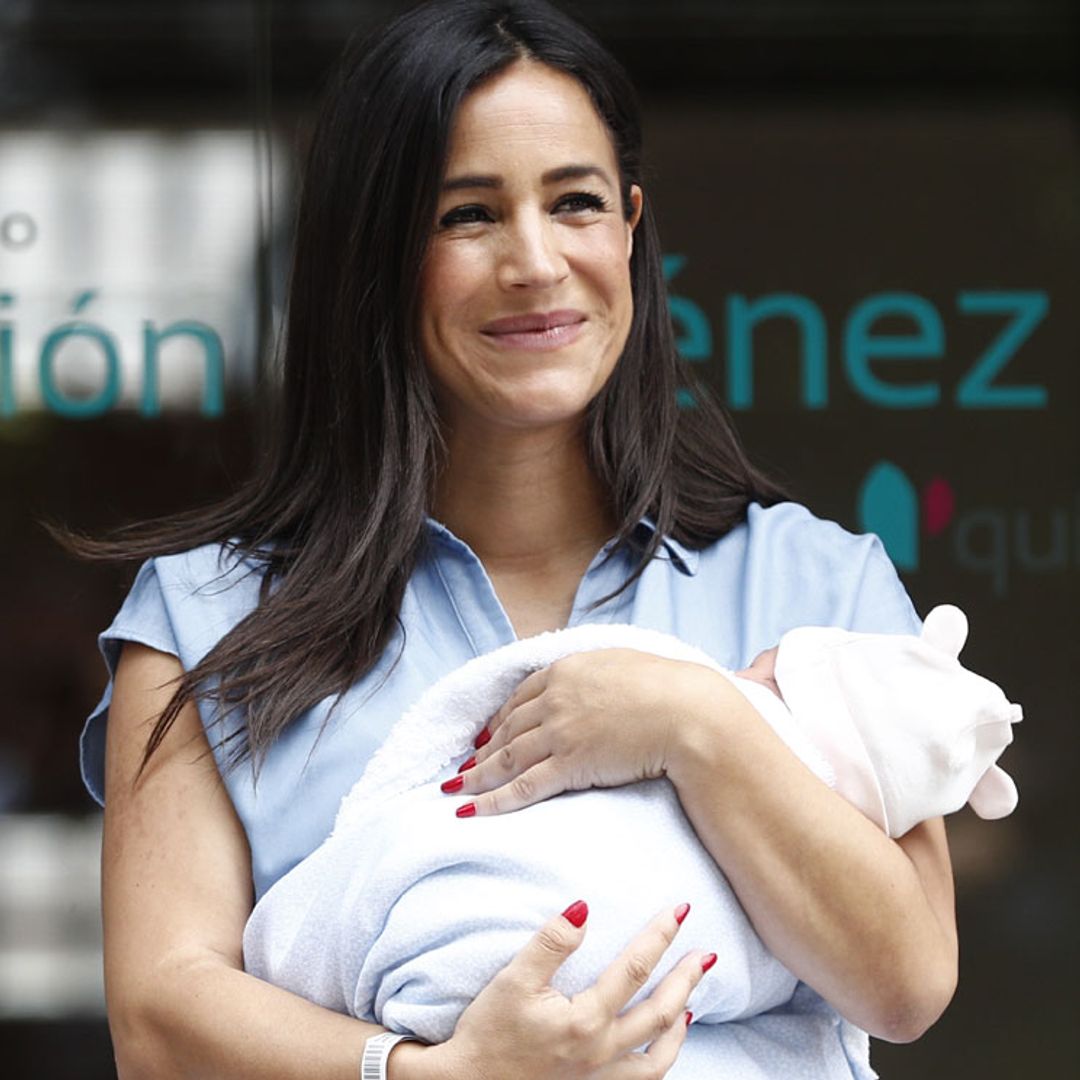 Begoña Villacís abandona el hospital con su hija, al más puro estilo Meghan