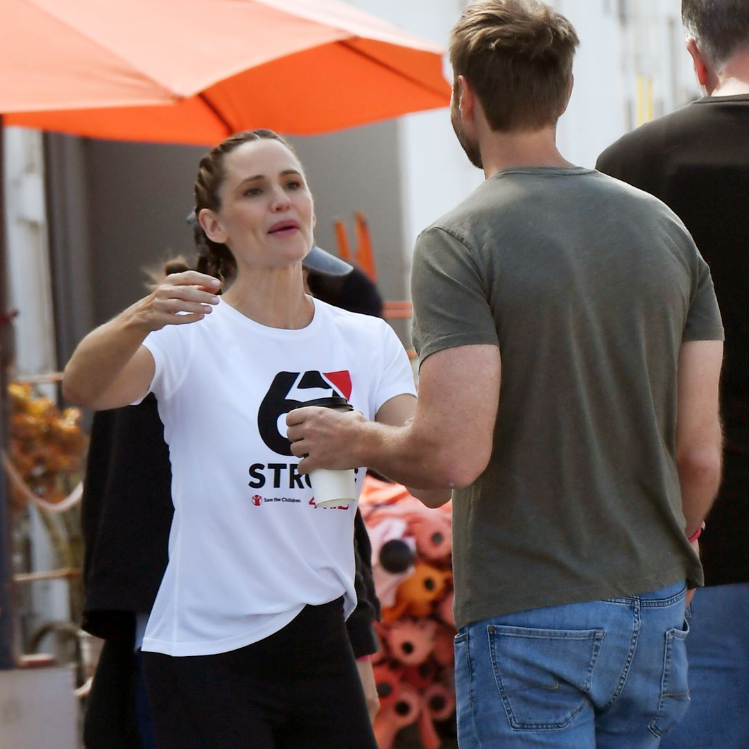 Jennifer Garner completa 67 millas corriendo y celebra con el beso de su novio John Miller