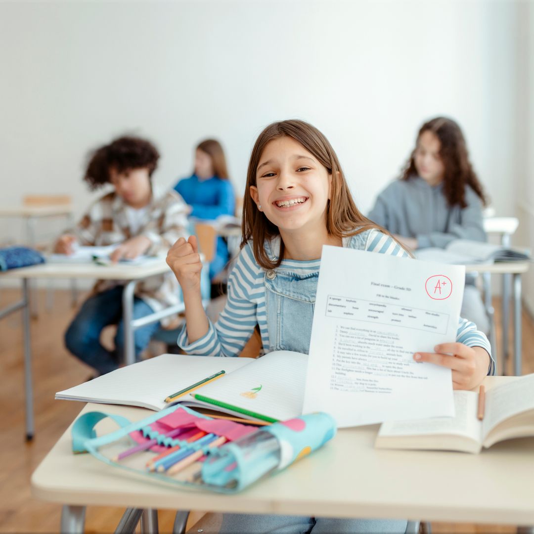 Cómo evitar que las comparaciones por las notas dañen la autoestima de los niños, según dos expertas en educación