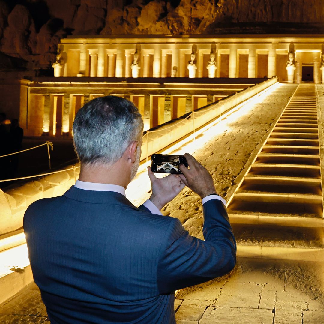 Felipe VI fotografiando el monumento funerario de piedra, que sigue desafiando al tiempo