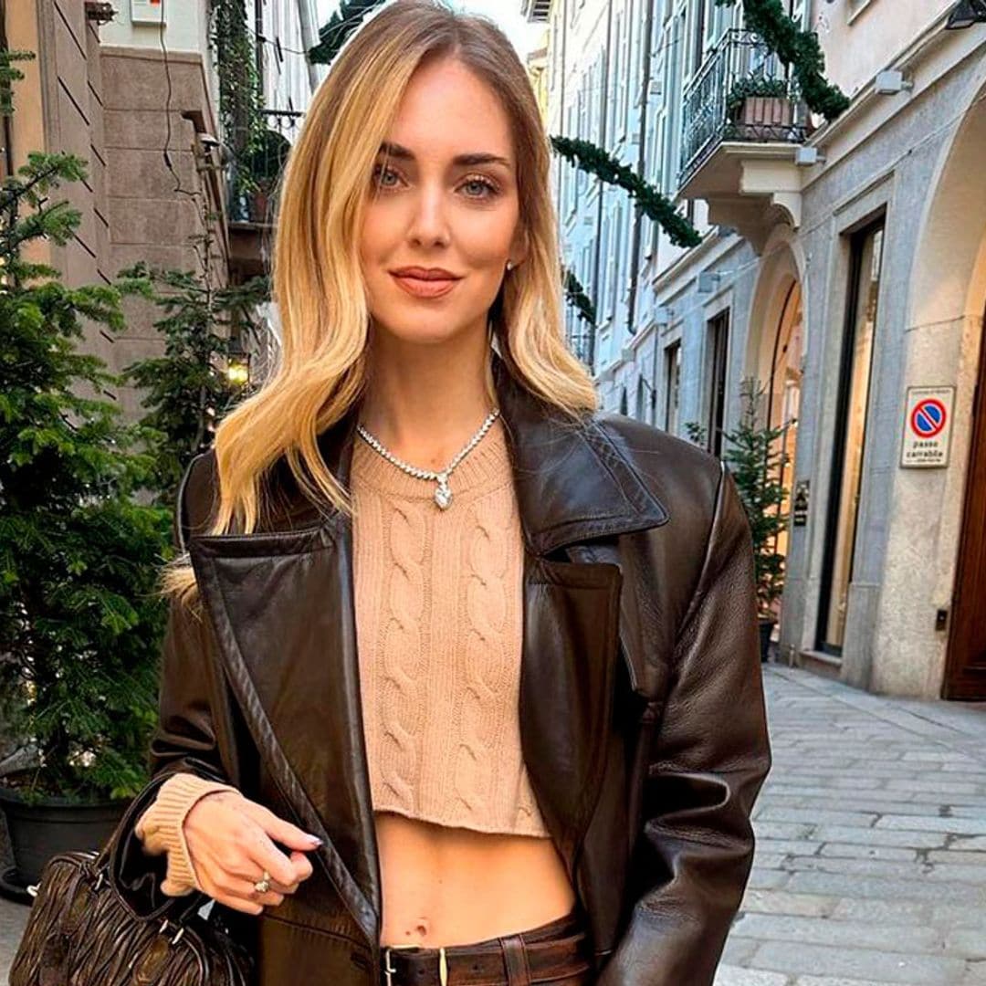 Chiara Ferragni y otras 'celebrities' confirman que el marrón es el nuevo tono de las prendas 'efecto cuero'
