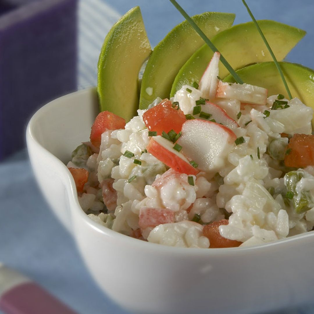 Ensalada de arroz, aguacate y surimi