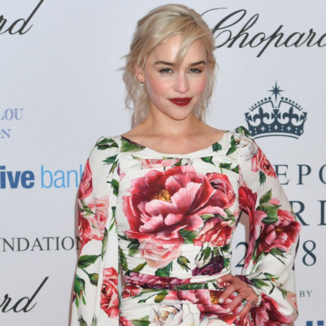 La lección de Emilia Clarke: los vestidos de las modelos son también para las bajitas