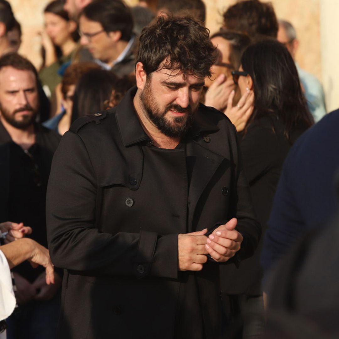 Antonio Orozco, devastado en el funeral de la madre de su hijo