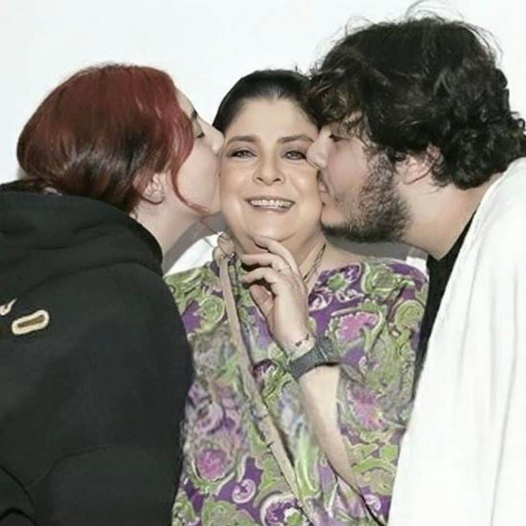 Como pocas veces, Victoria Ruffo posa junto a sus hijos de 19 años, Vicky y Anuar