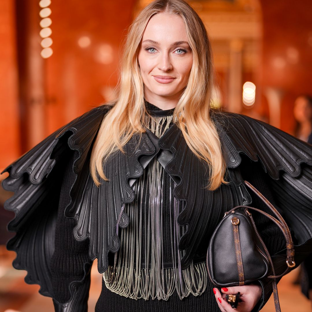 Sophie Turner en el defile de Louis Vuitton