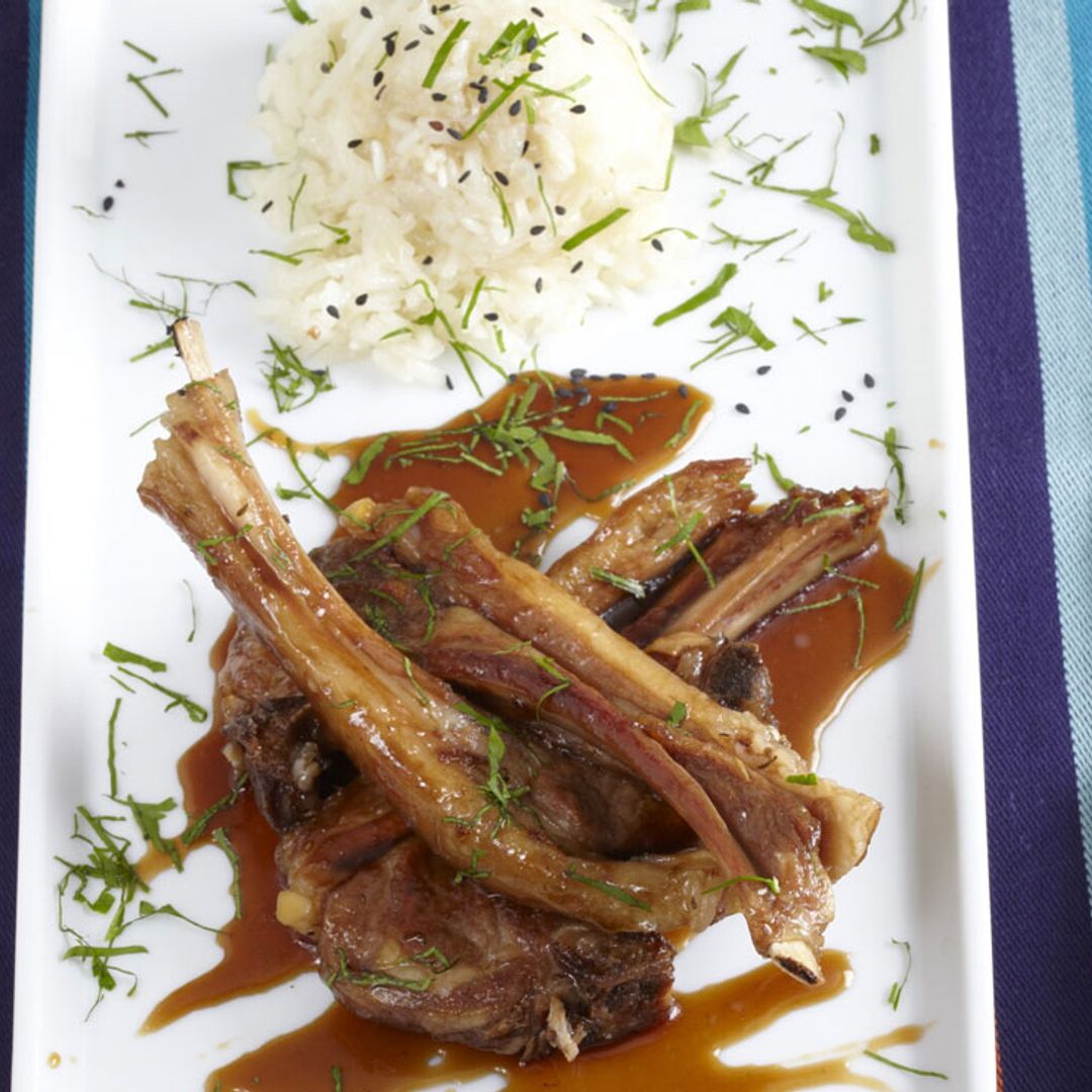 Chuletas de cordero con reducción de panela y arroz blanco