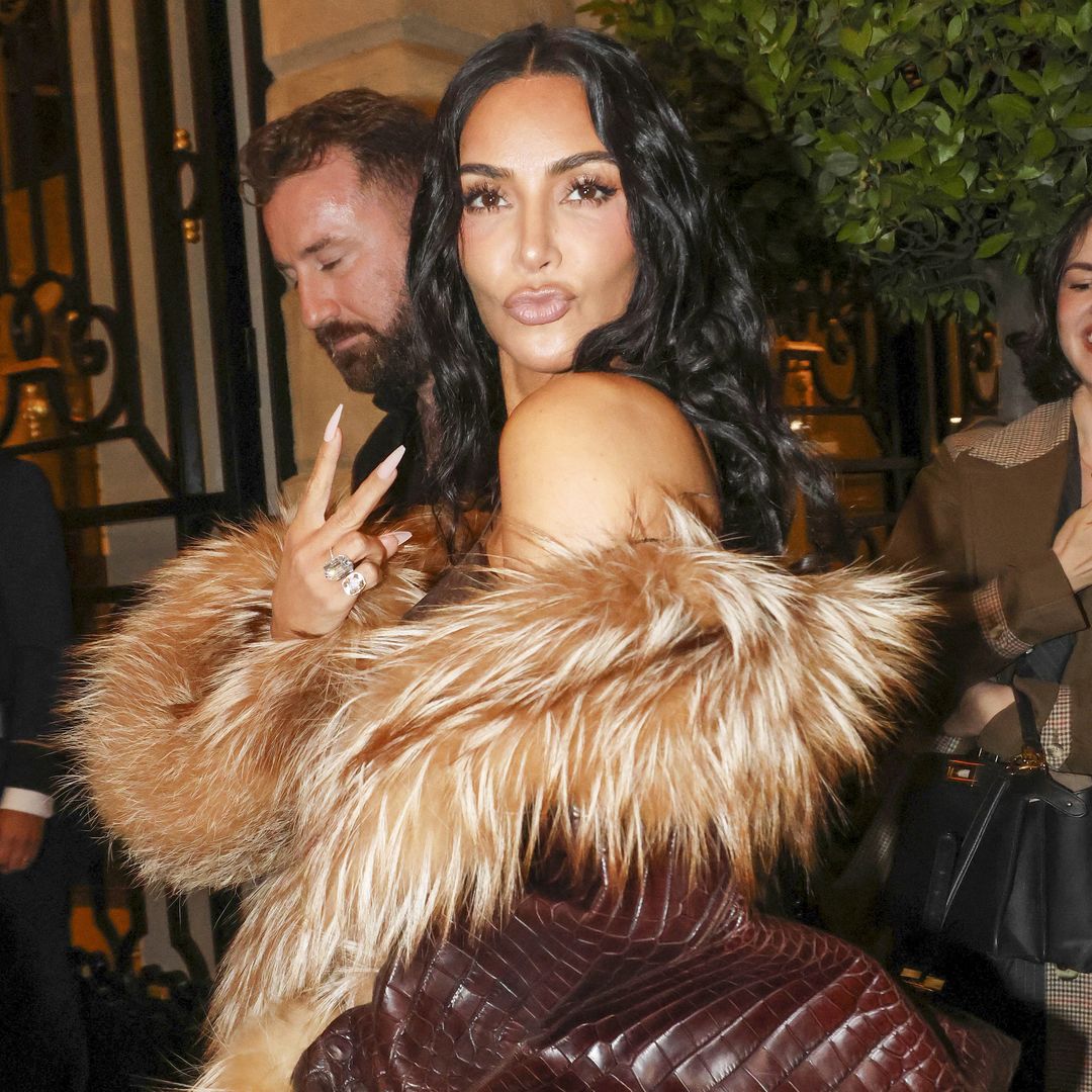 La estética 'mob wife' está de regreso: así la llevó Kim Kardashian por París