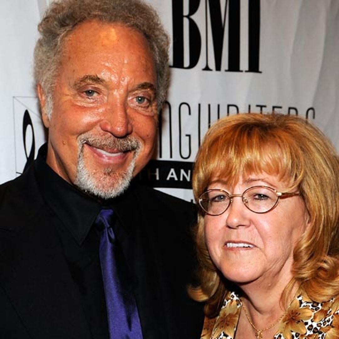 Fallece la esposa de Tom Jones, junto a la que llevaba casi 60 años de relación