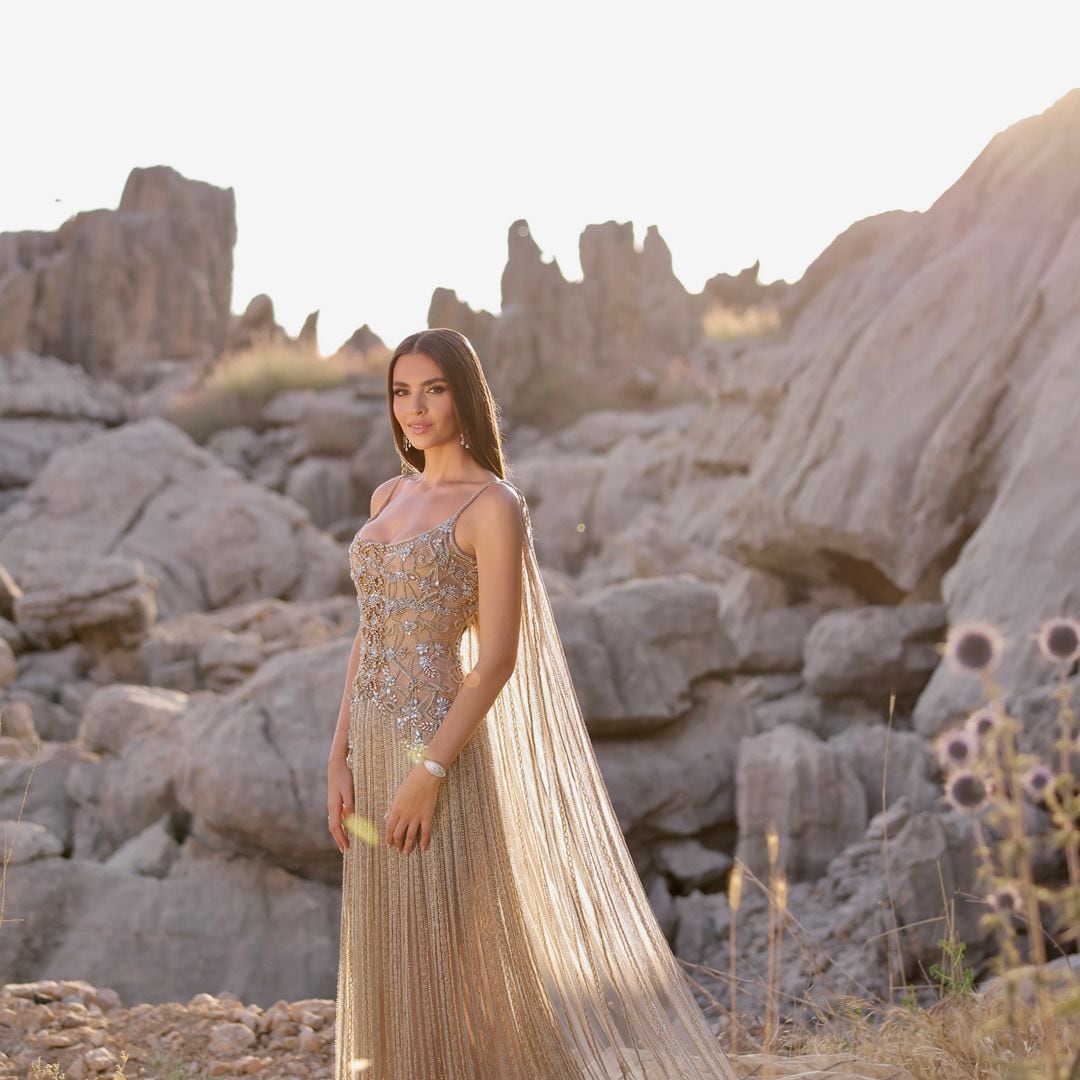 De color rosa arena, con miles de cristales bordados y capa: los detalles del look de preboda de la nuera de Elie Saab