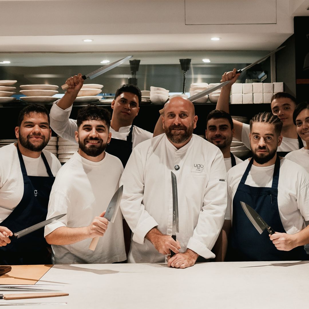 Hugo Muñoz y su equipo de cocina de Ugo Chan