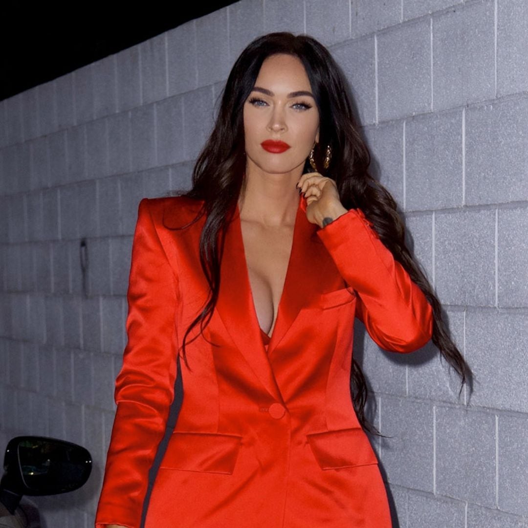 ¡Vuelve el 'power suit'! La razón por la que Megan Fox eligió un traje rojo en su cita de cumpleaños