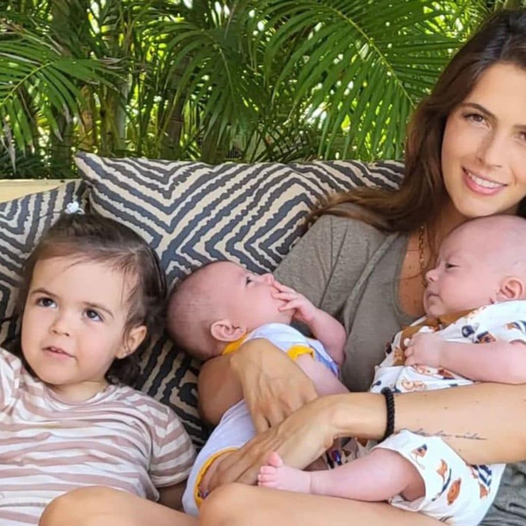 Con un nuevo posado al lado de Clío y Billy, Claudia Álvarez compartió lo grandes que están sus mellizos