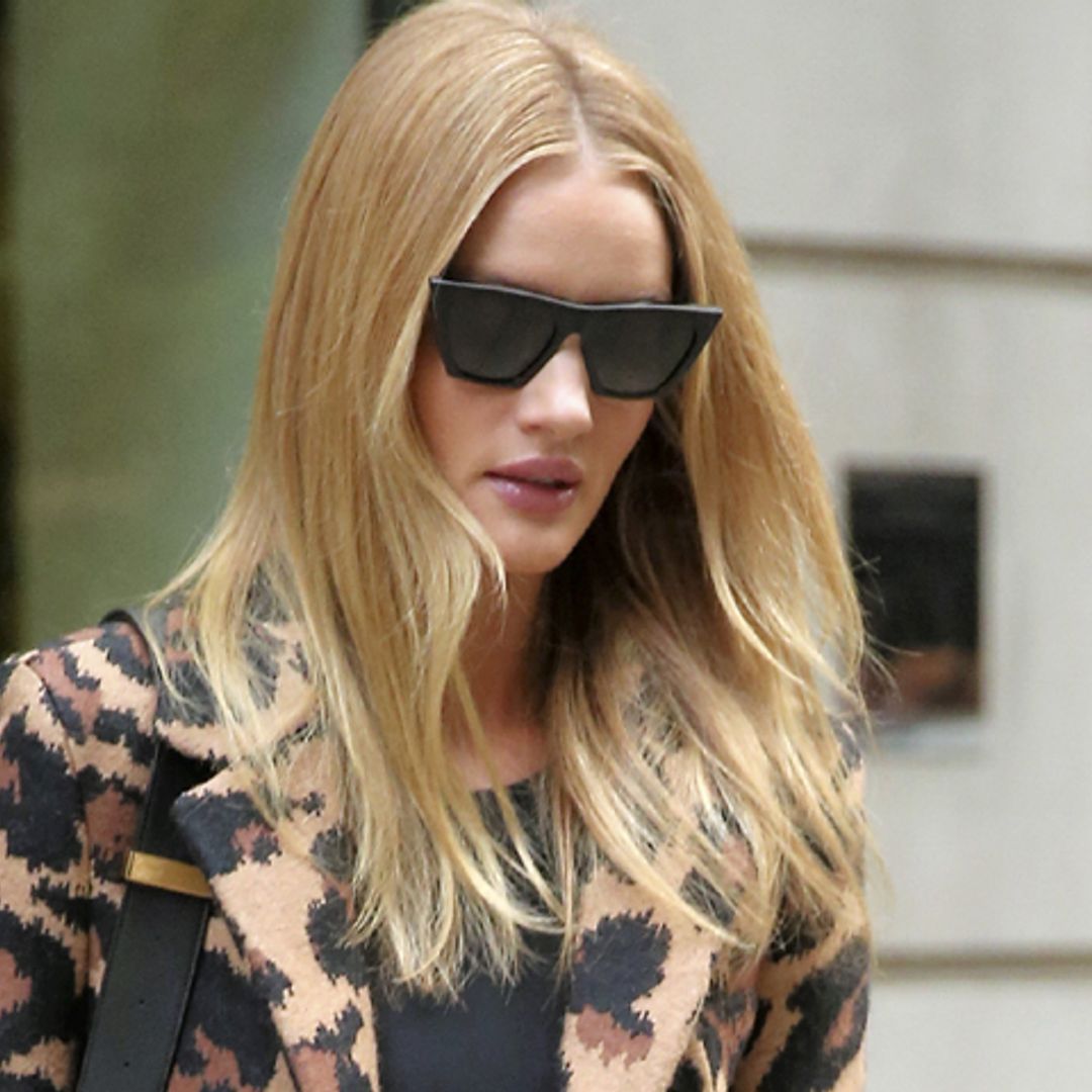 Liso o estampado, solo necesitas dos abrigos para los días fríos según Rosie Huntington-Whiteley