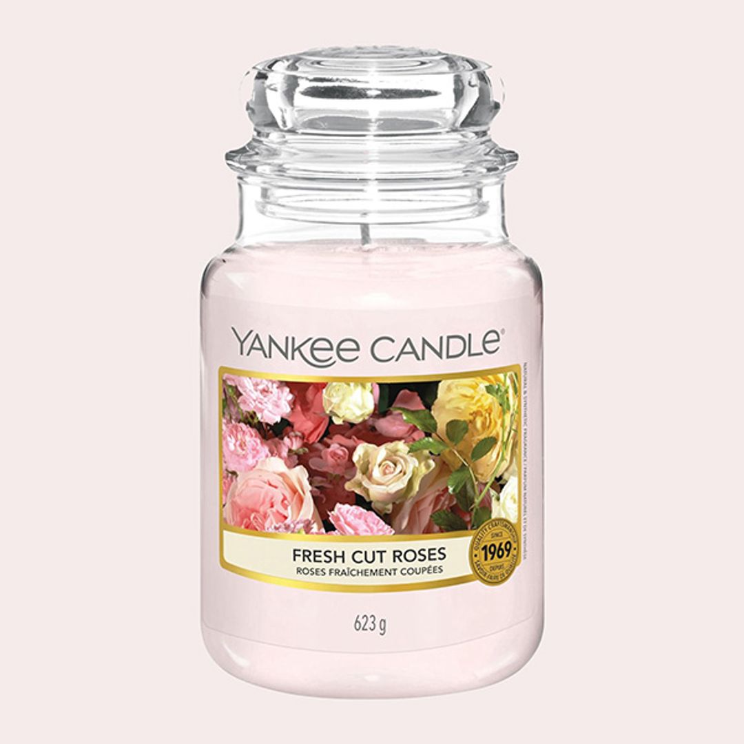 Una vela con aroma a rosas