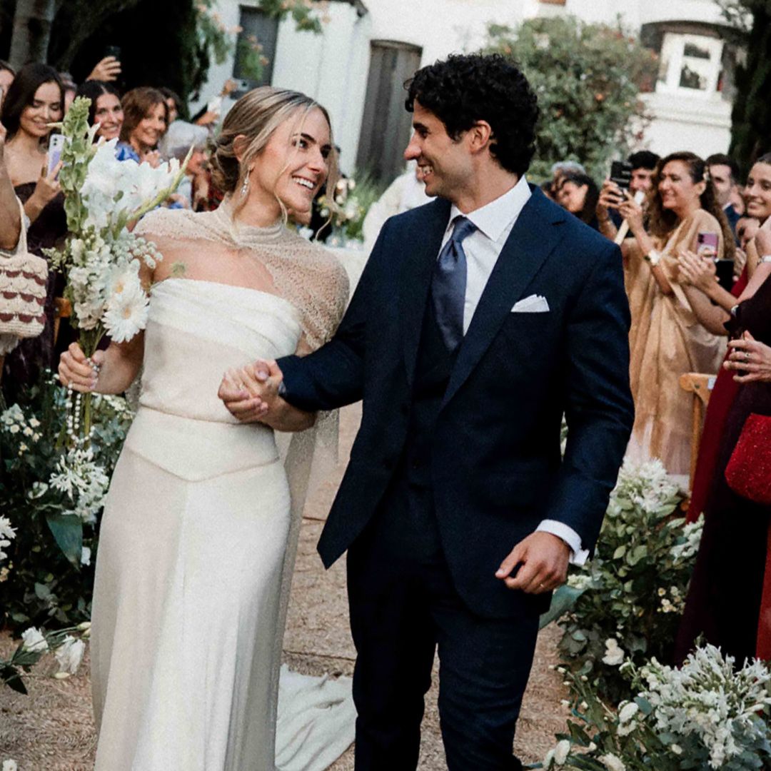Victoria, la novia que creó su propio ramo la noche antes de la boda, llevó pendientes de su abuela y recorrió un camino de árboles hasta el altar