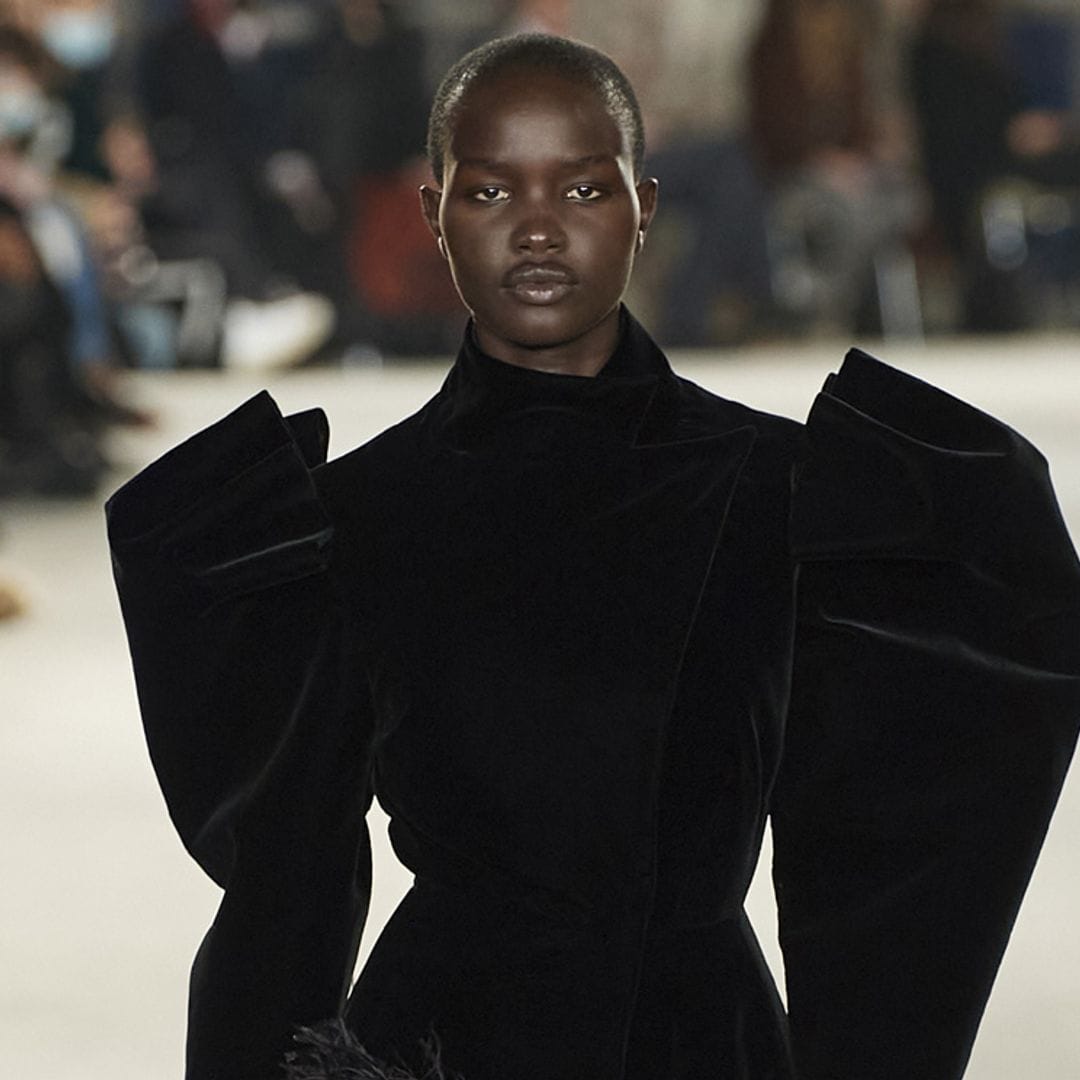 Plumas, lentejuelas y 'cut outs': Alexandre Vauthier actualiza el estilo 'flapper' en su nueva colección