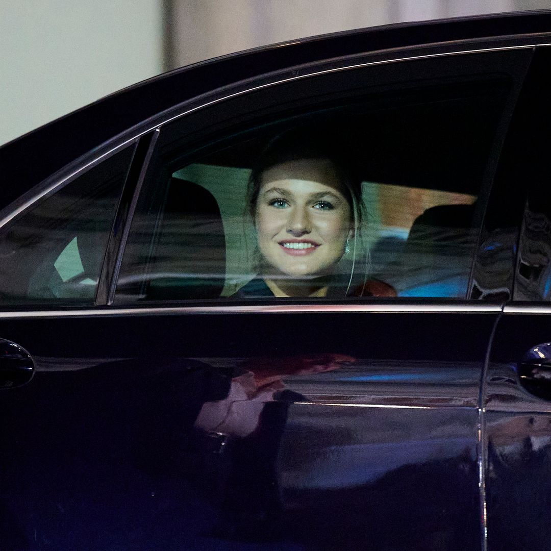 Plano medio de La princesa Leonor en el coche a la salida de los Premios Princesa de Asturias 2024