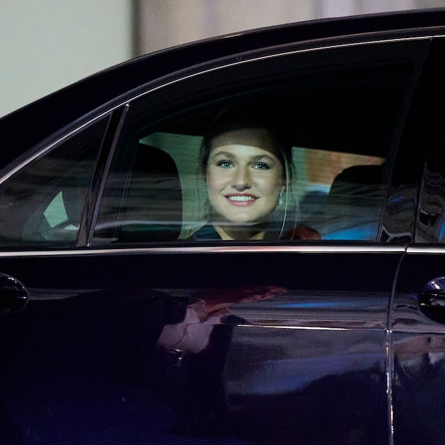 Plano medio de La princesa Leonor en el coche a la salida de los Premios Princesa de Asturias 2024