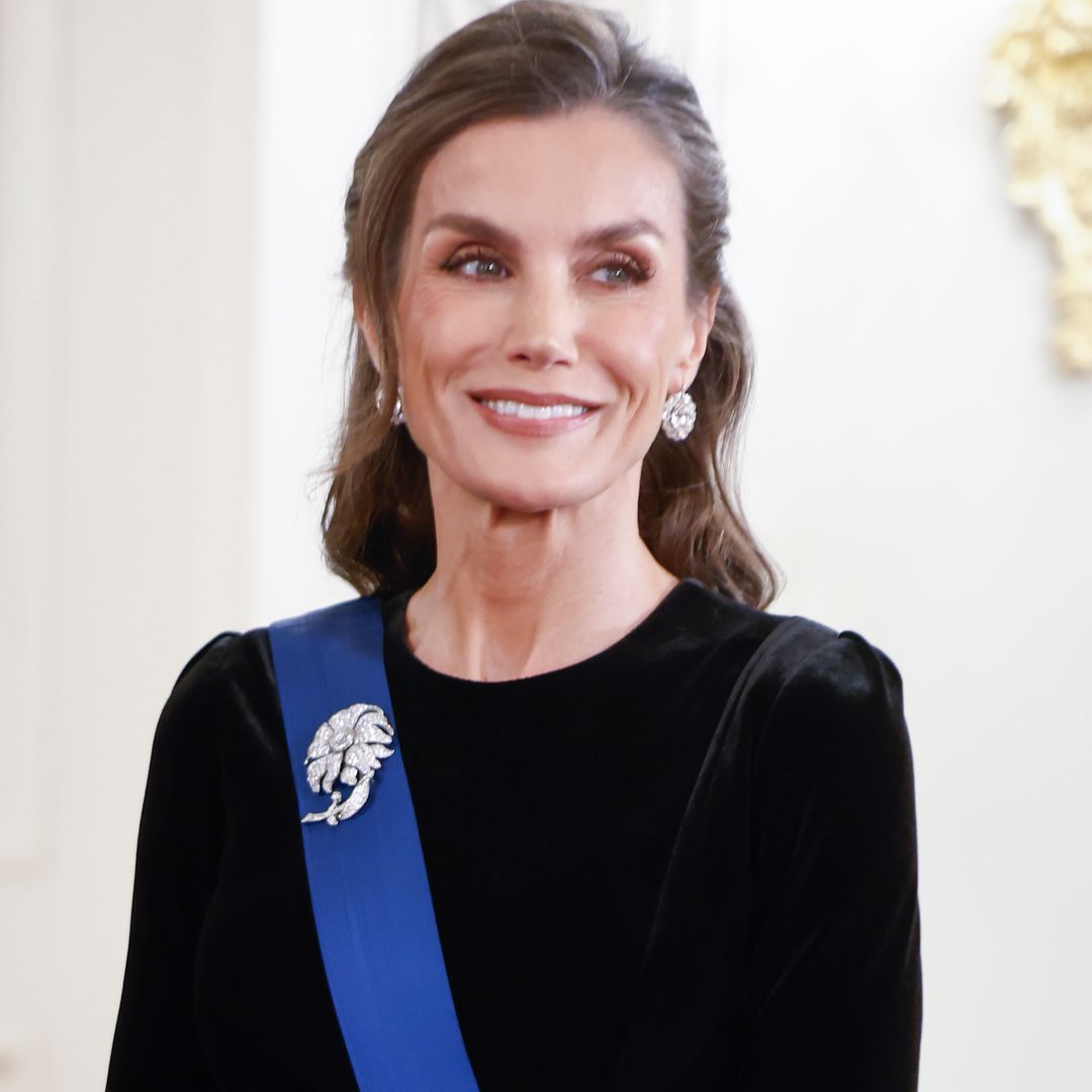 La reina Letizia, imponente en el banquete de Helsinki: recicla un entallado vestido de terciopelo negro y brilla con joyas históricas