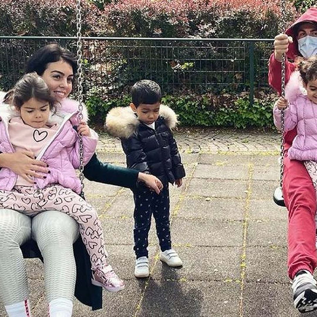 ¡Como niños! Georgina Rodríguez y Cristiano Ronaldo juegan en el parque con sus hijos