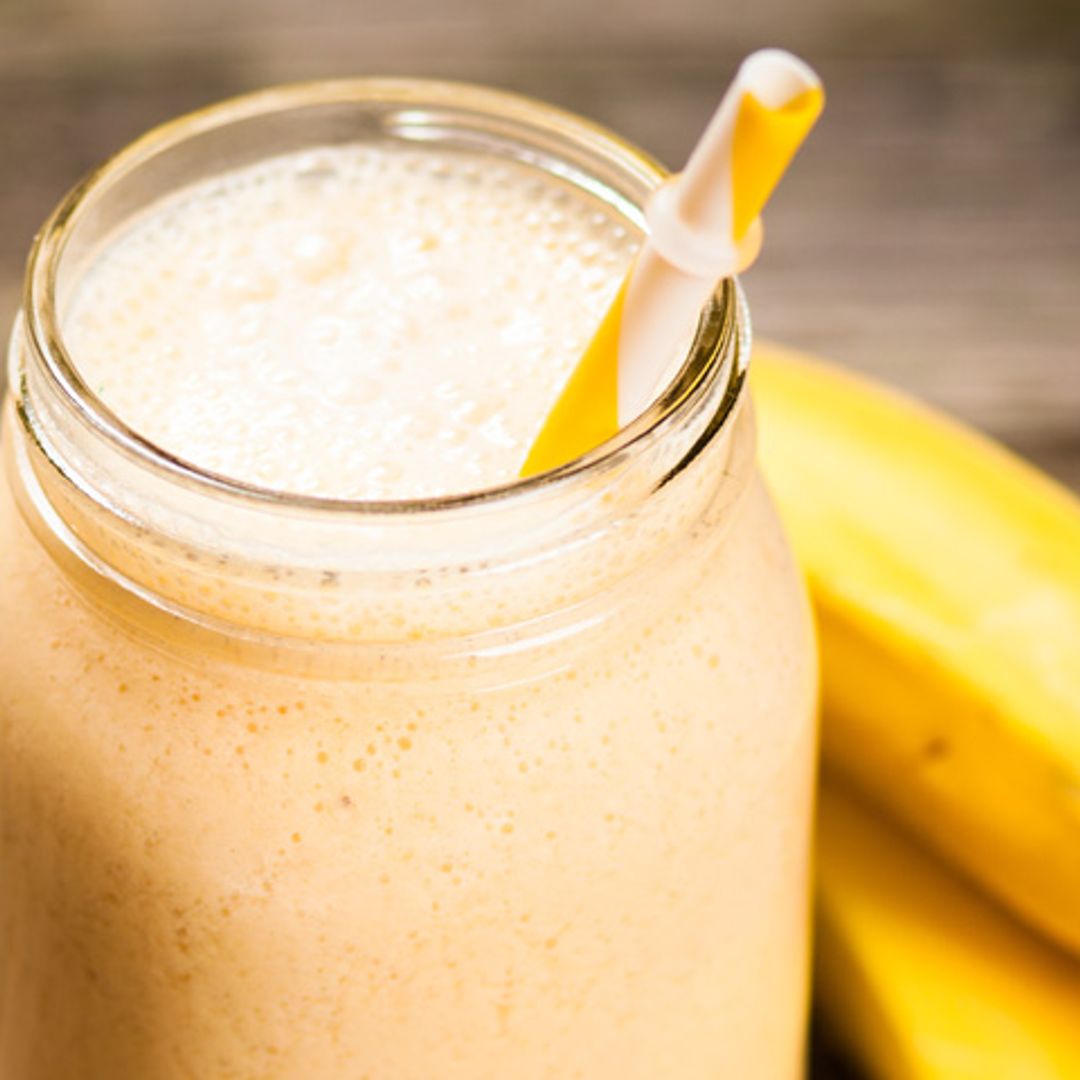 Evita picar entre horas con este batido de plátano y cúrcuma