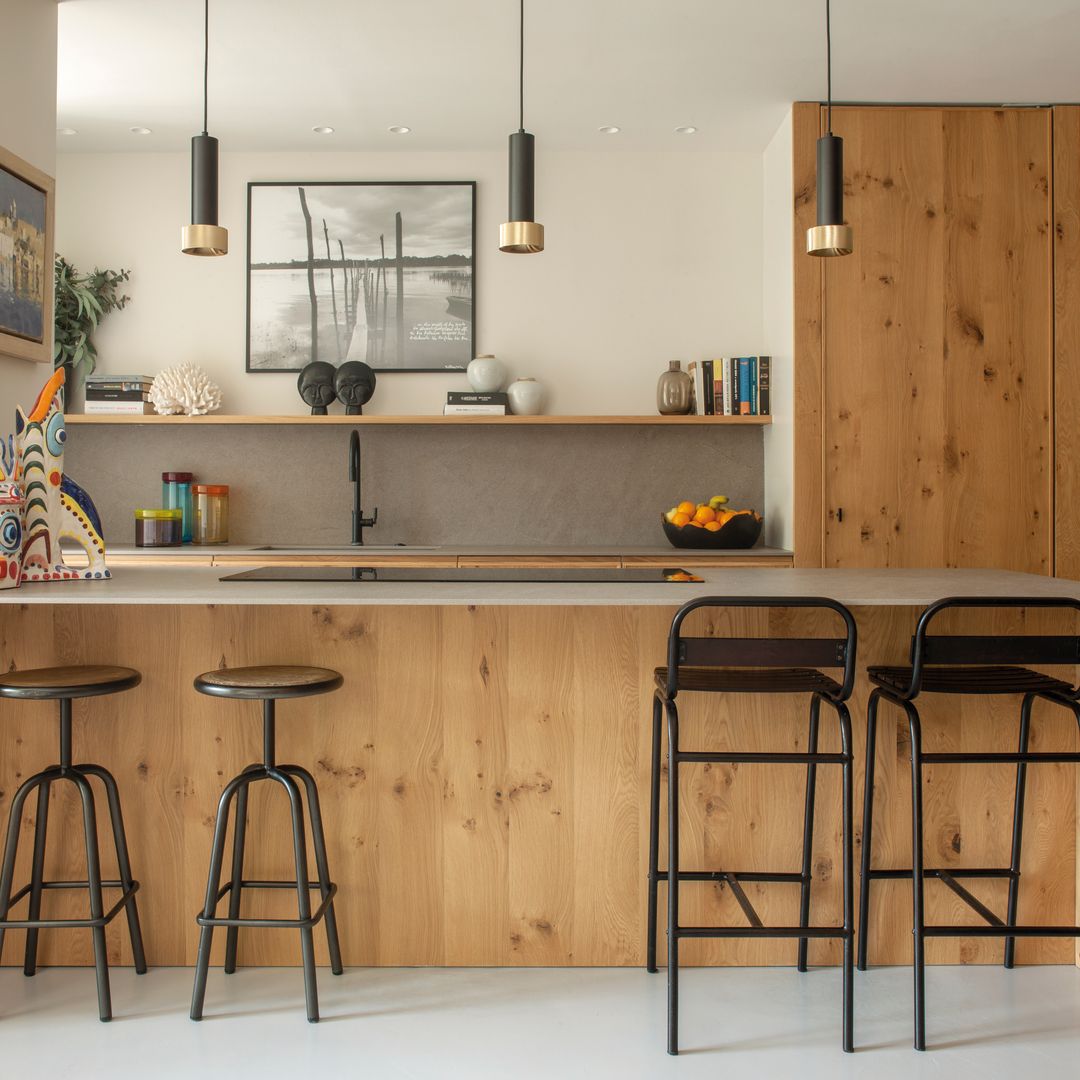 Fin del reinado de los muebles altos de cocina: la tendencia que deja respirar las paredes con estantes corridos