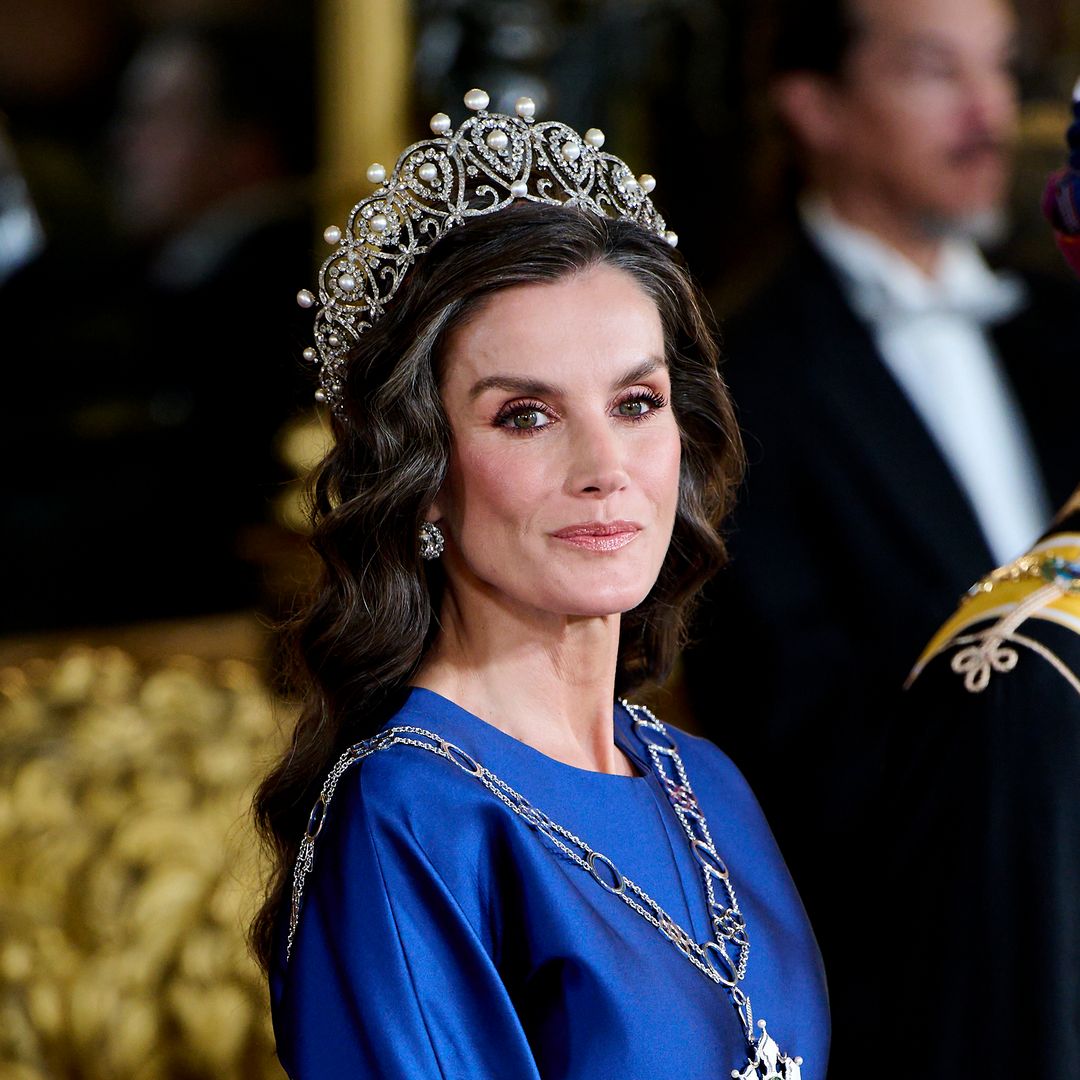 Recordamos el peinado más inesperado de la reina Letizia en 2025, el pelo rizado que "proyecta renovación y autenticidad"